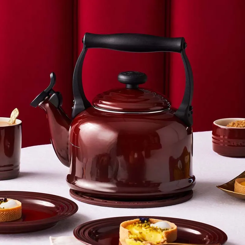 Le Creuset Traditional Kettle with Fixed Whistle 2.1L Garnet